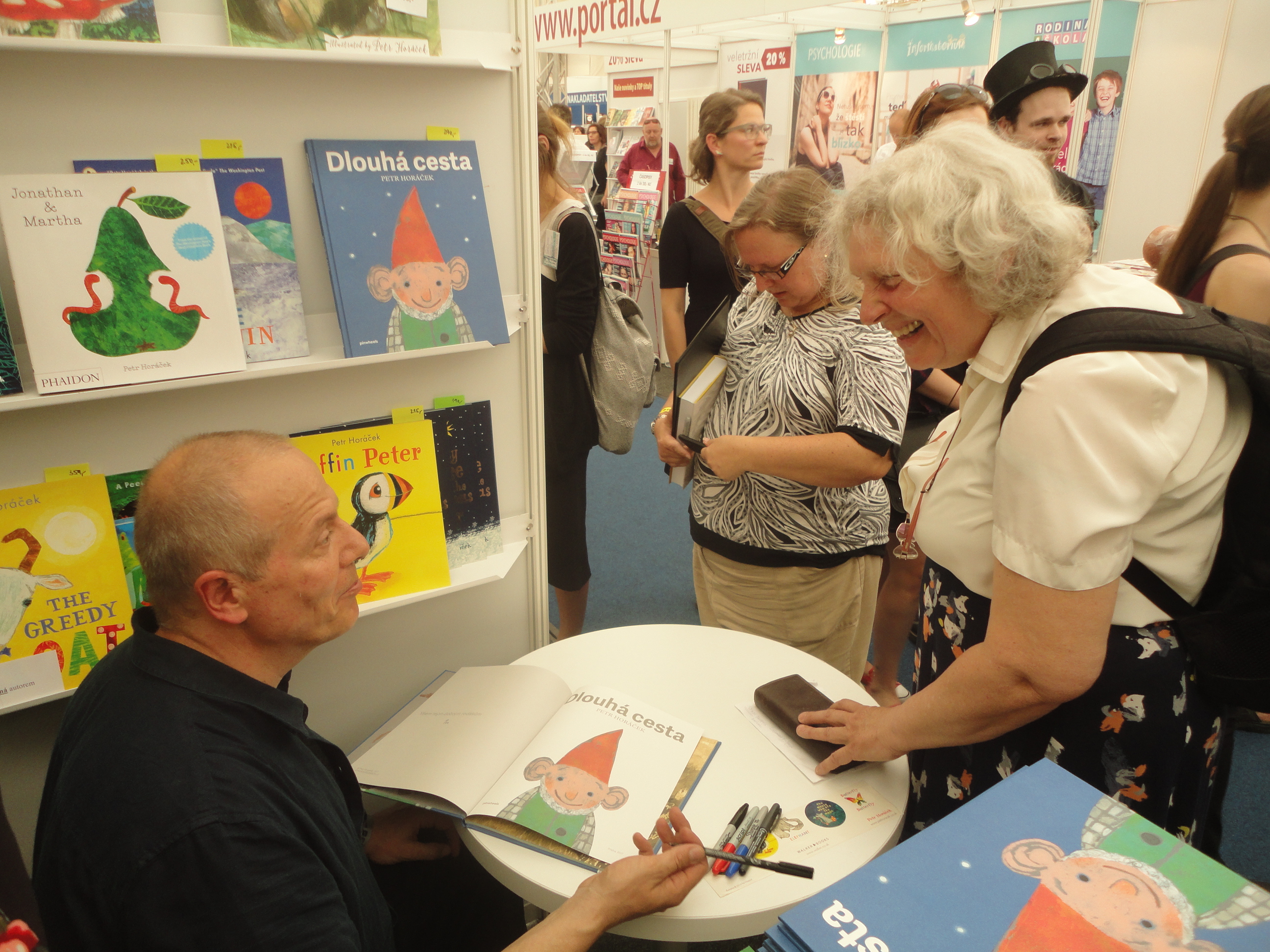Petr Horáček na našem stánku Angličtina-hry veletrh Svět knihy