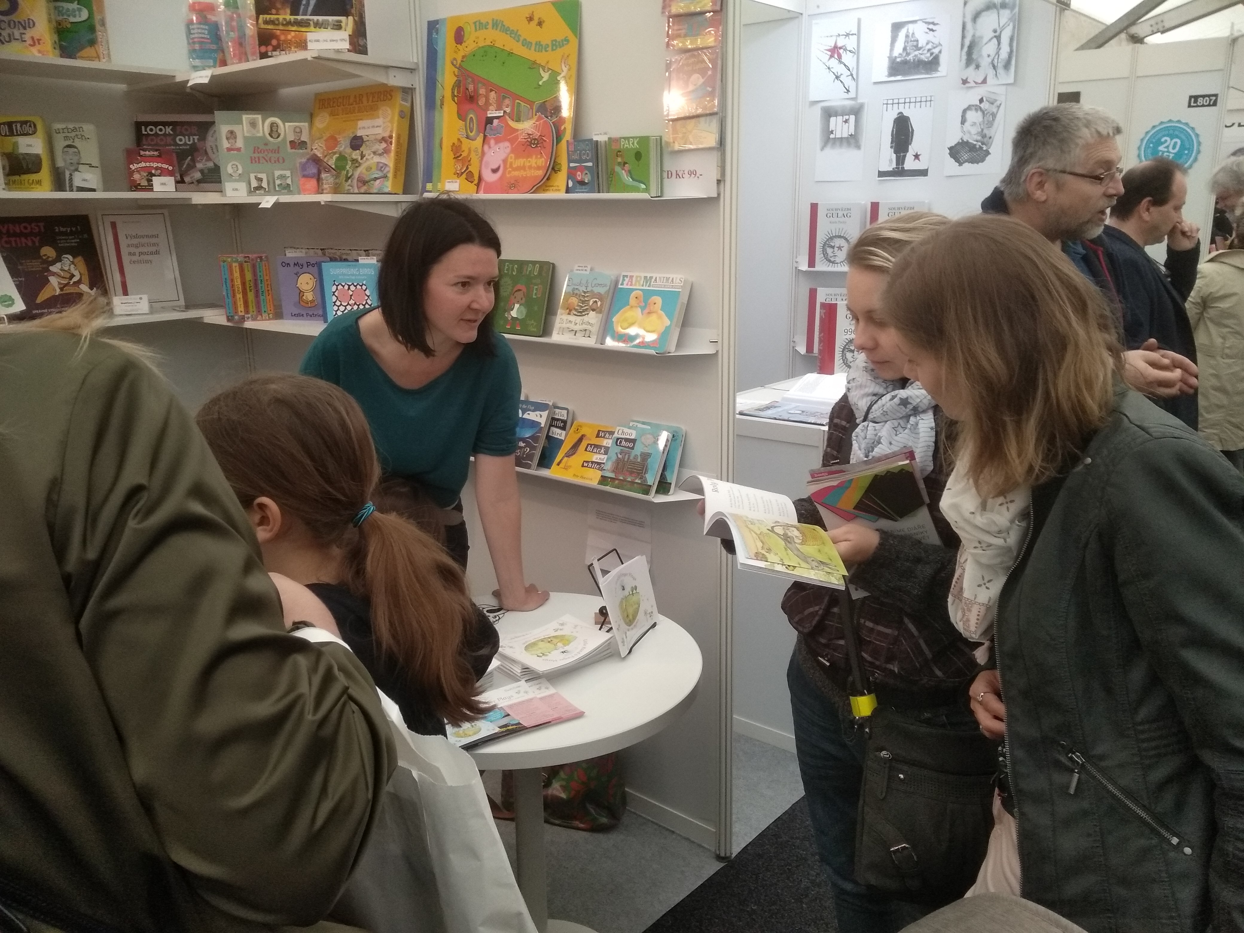 Petra Vojtová Doublebubble na našem stánku Angličtina-hry veletrh Svět knihy