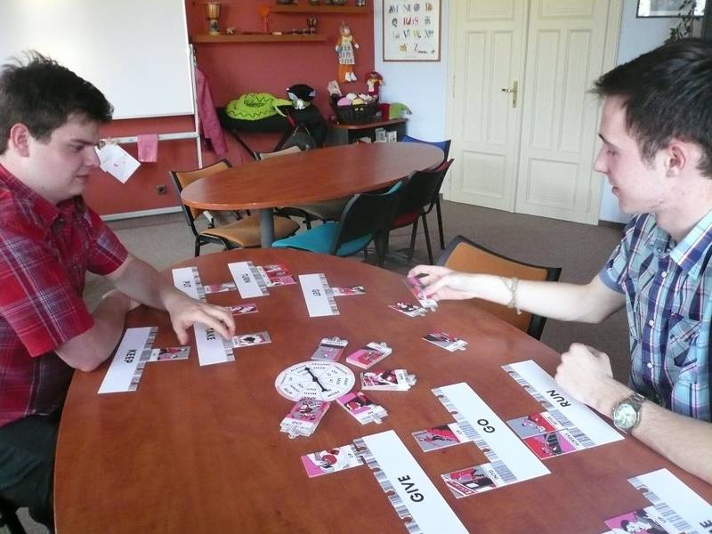 Look For, Look Out! Anglická frázová slovesa stolní hra