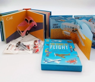 Výhodná sada knihy o autech a letadlech v angličtině a přívěšek