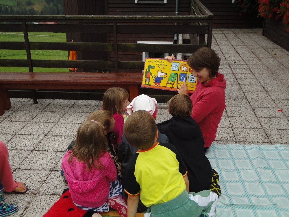 výuka angličtiny s rodilým mluvčím, hrami a knížkami